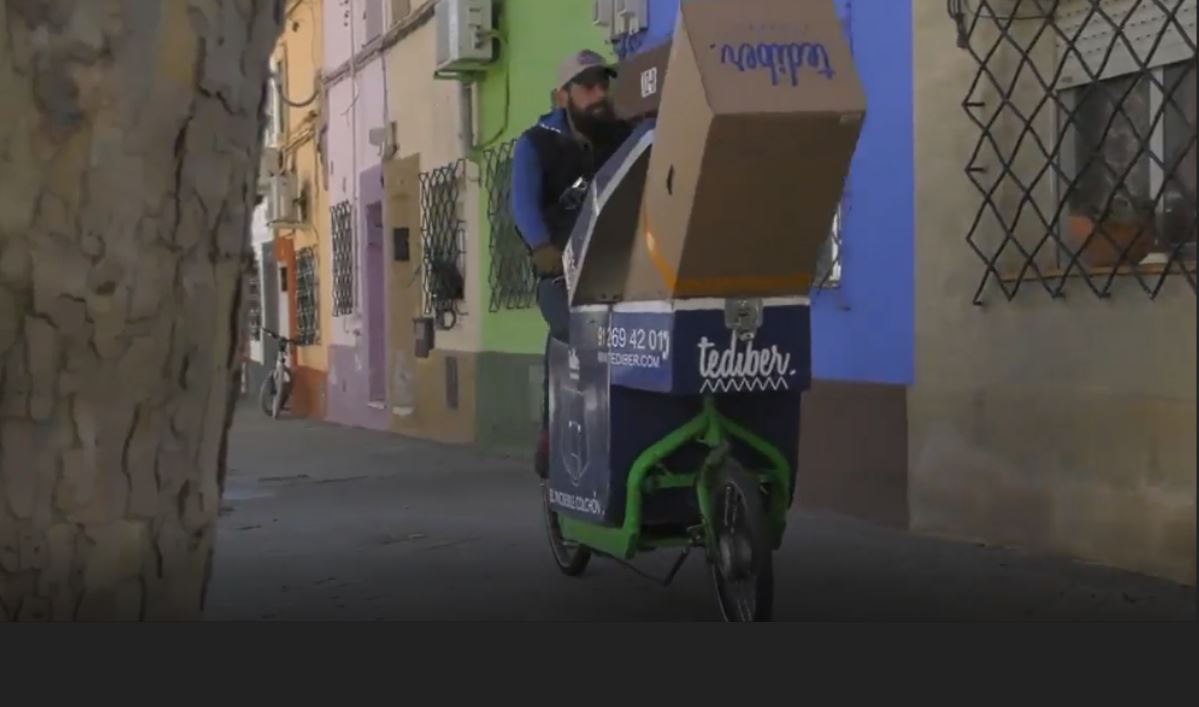 Tediber entrega sus colchones en bicicleta para luchar contra la |