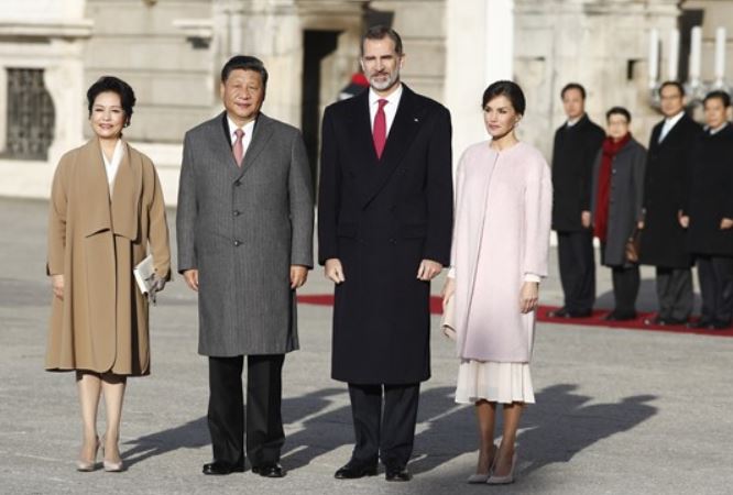 Xi Jinping y su esposa, recibidos con honores militares por los Reyes en su visita de Estado
