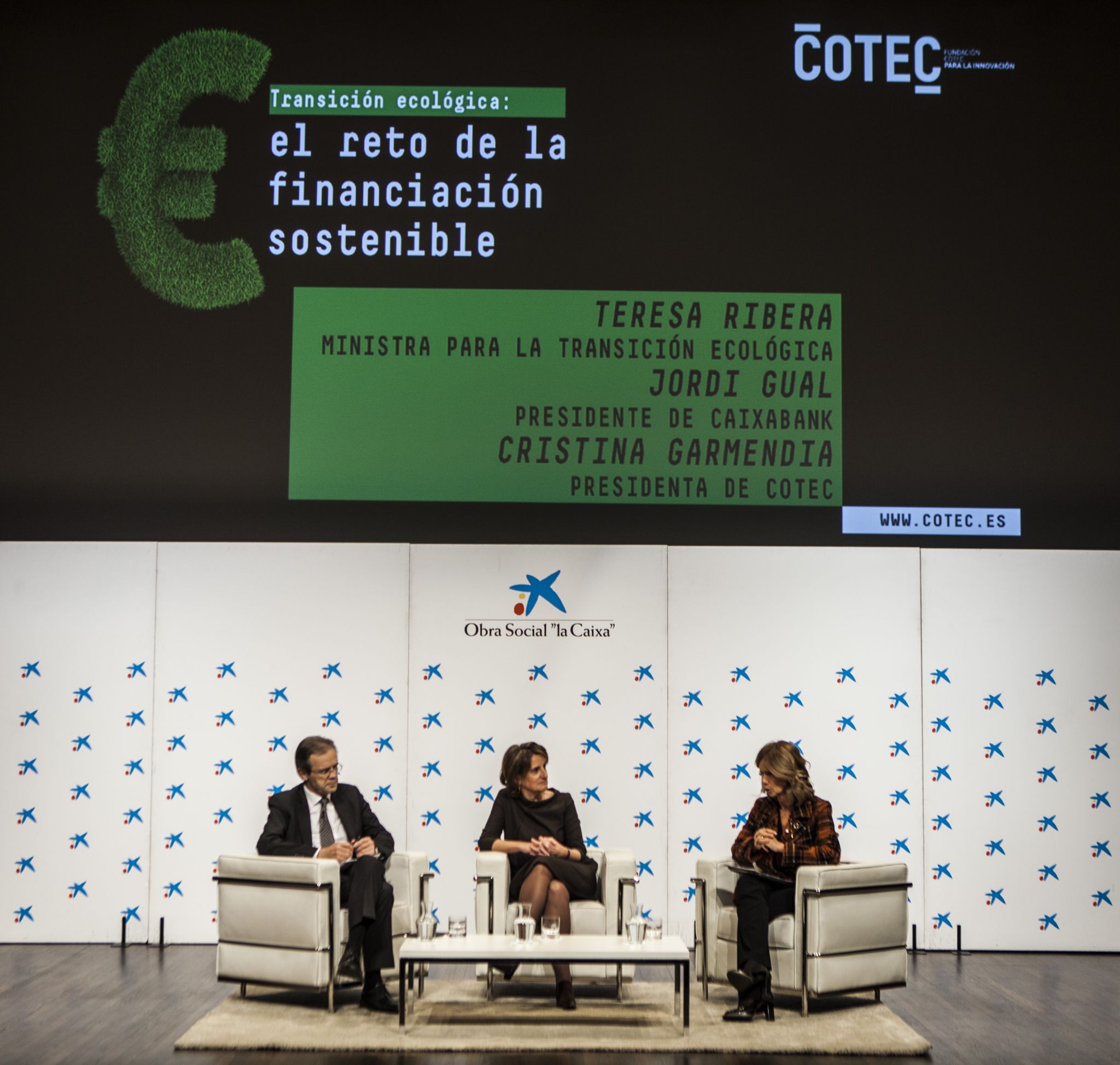 Jordi Gual, Presidente de CaixaBank, Teresa Ribera, Ministra para la Transición Ecológica, y Cristina Garmenda, Presidenta de COTEC