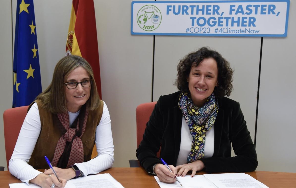 María Malaxechevarría, directora general de sostenibilidad de Endesa (izqd) y Valvanera Ullargui, Directora de la Oficina Española de Cambio Climático (dcha)