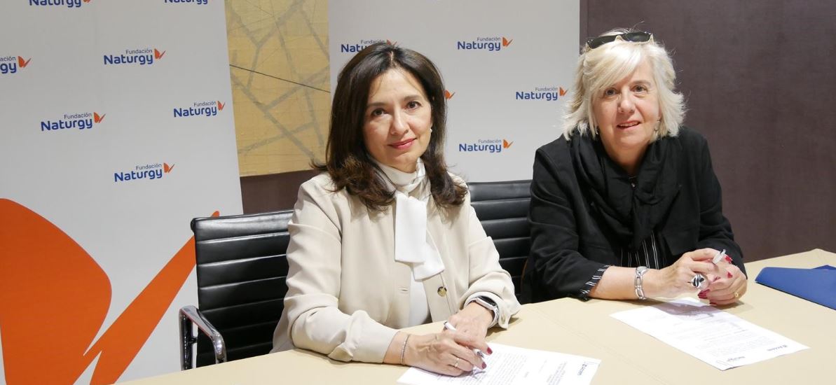 La directora general de la Fundación Naturgy, María Eugenia Coronado, y la directora general de Accem, Julia Fernández Quintanilla