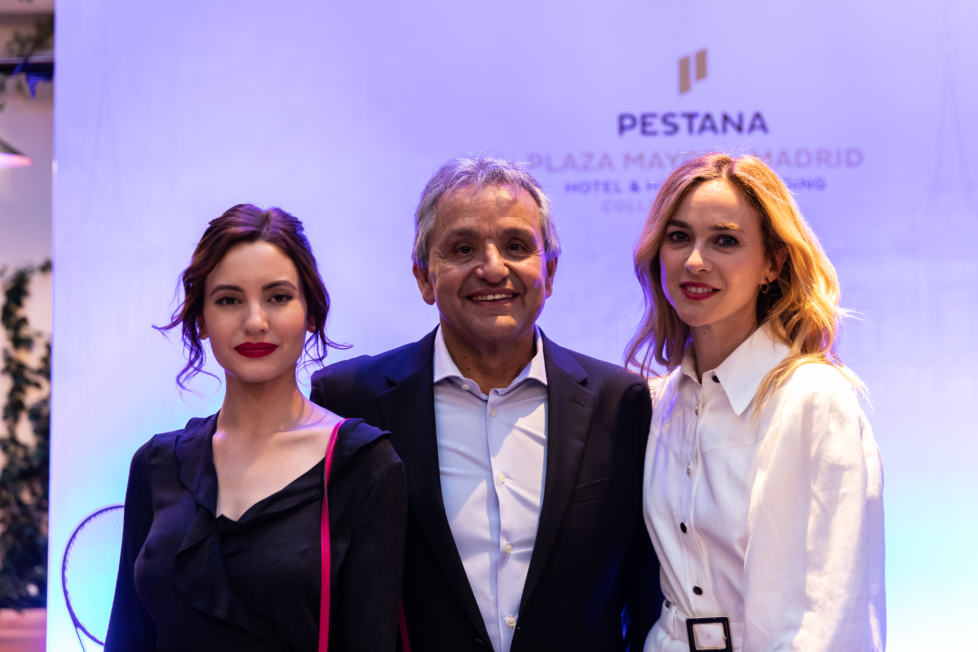 Dionisio Pestana con las actrices Ivana Baquero y Marta Hazas