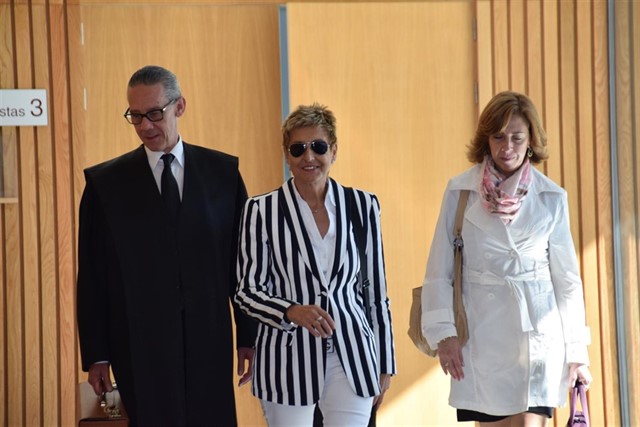 La exalcaldesa de La Muela, María Victoria Pinilla, con sus abogados