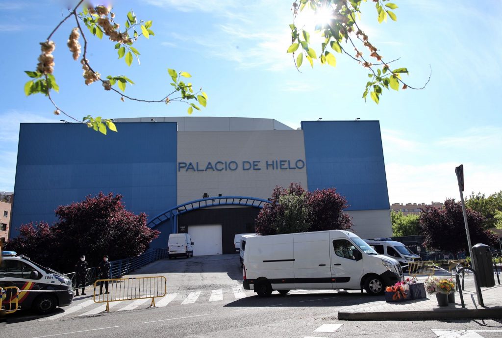 Furgón fúnebre en el Palacio de Hielo de Madrid, convertido en morgue durante la pandemia / Europa Press