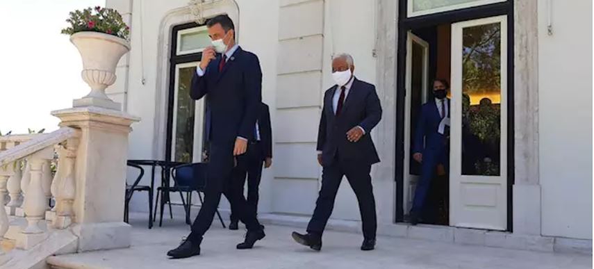 El presidente del Gobierno, Pedro Sánchez (i); y el primer ministro de Portugal, António Costa (d)
