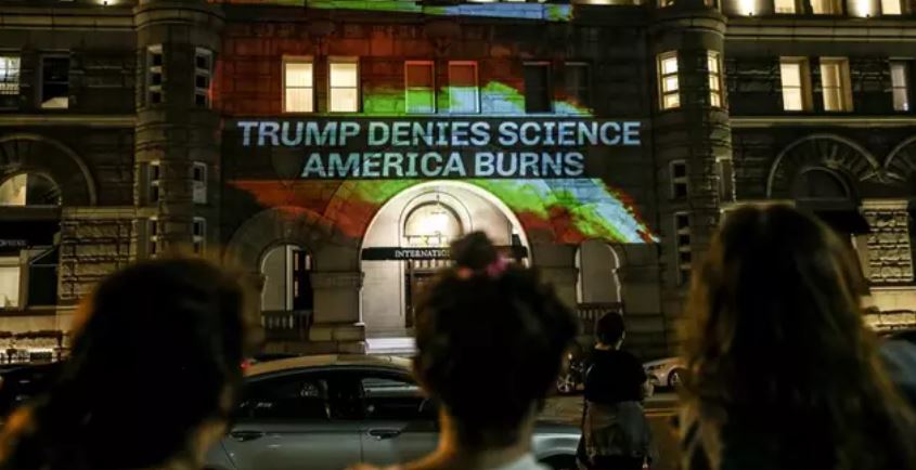 Protesta de activistas ecologistas en la Torre Trump