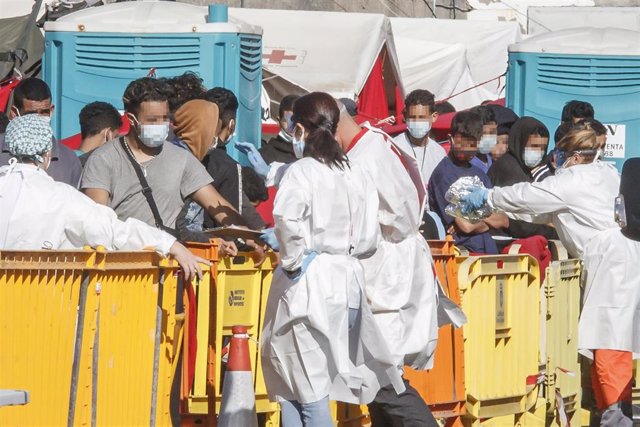 Migrantes en el muelle de Aguineguín, Canarias