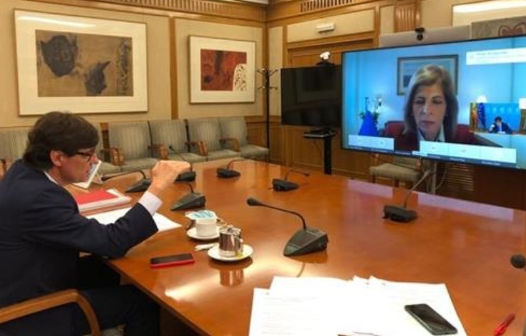 Stella Kyriakides en videoconferencia con Salvador Illa