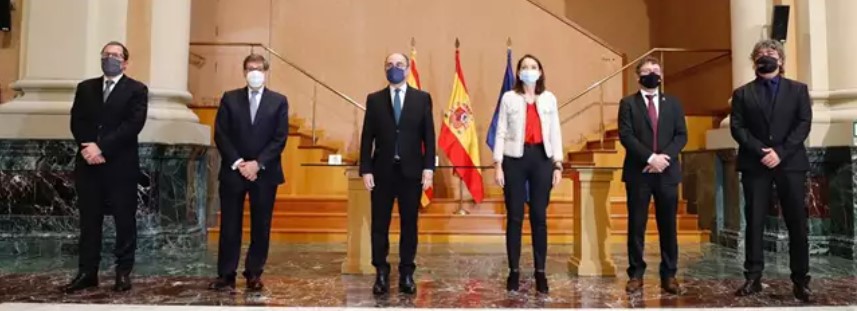 La ministra de Industria, Comercio y Turismo, Reyes Maroto (3d), preside la Mesa de la Automoción, en Edificio Pignatelli, sede del Ejecutivo aragonés, en Zaragoza