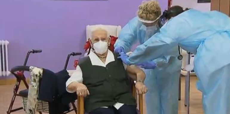 Araceli, de 96 años, la primera persona vacunada contra el Covid-19 en España