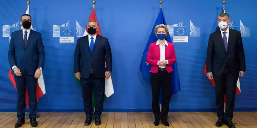 El primer ministro polaco Mateusz Morawiecki, el primer ministro húngaro Viktor Orban, la presidenta de la Comisión Europea Ursula von der Leyen y el primer ministro checo Andrej Babis 