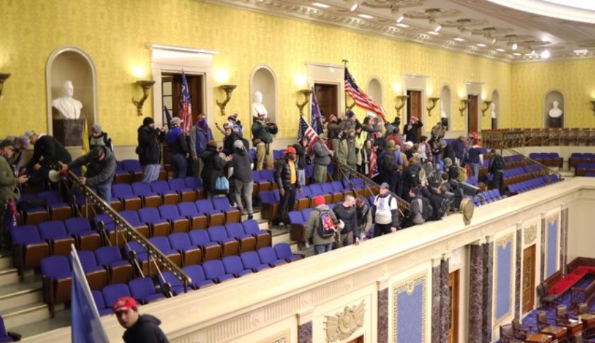 Manifestantes en el interior del Capitolio
