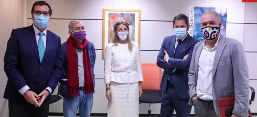 (I-D) El presidente de CEOE, Antonio Garamendi; el líder de UGT, Pepe Álvarez; la ministra de Trabajo, Yolanda Díaz; el presidente de Cepyme, Gerardo Cuevas; y el líder de CCOO, Unai Sordo,