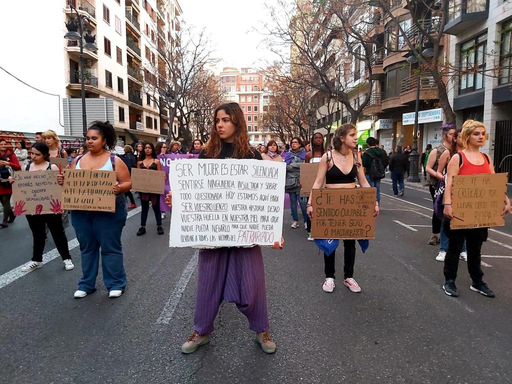 España celebra un 8M marcado por las prohibiciones en Madrid, la ...
