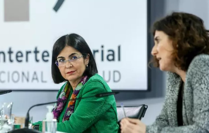 La ministra de Sanidad, Carolina Darias (d), y la jefa del área del Centro de Coordinación de Alertas y Emergencias Sanitarias, María José Sierra