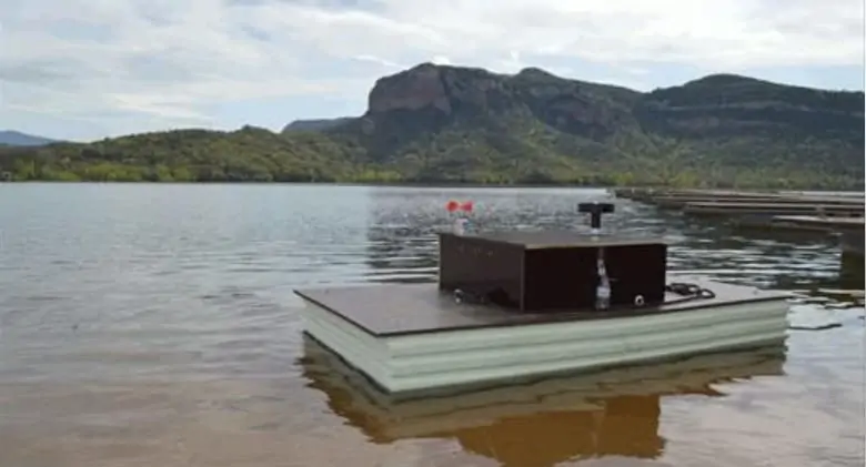 Plataforma de medida automática de la calidad del agua en el embalse de Sau (Vilanova de Sau, Barcelona). Entre otras variables, la plataforma hace seguimiento de la estratificación y el déficit de oxígeno en el agua. RAFAEL MARCÉ / ICRA
