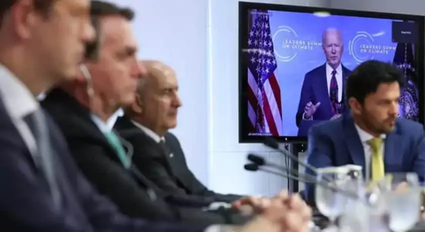 Jail Bolsonaro atiende la intervención de Joe Biden en la Cumbre de Líderes sobre el Clima