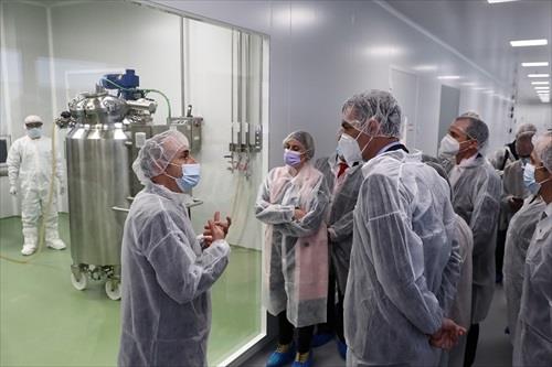Pedro Sánchez visita las instalaciones de HIPRA