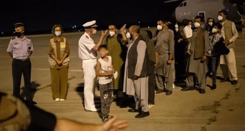Un grupo de afganos evacuados de Kabul llegan a la base aérea de Torrejón de Ardoz (Madrid) Alejandro Martínez Vélez - Europa Press