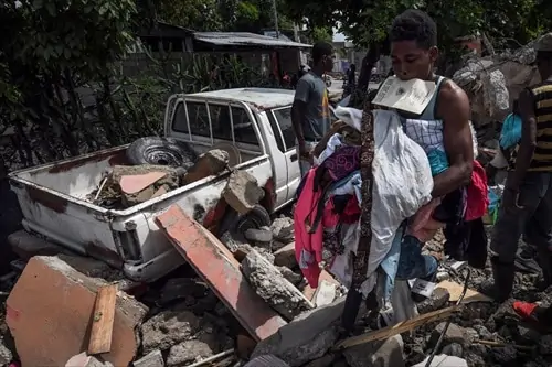 Un grupo de personas tras el terremoto de Haití. Carol Guzy/ZUMA Press Wire/dpa