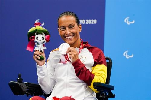 Teresa Perales sonríe con su medalla de plata en los 50 espalda S5 de los Juegos Paralímpicos de Tokio