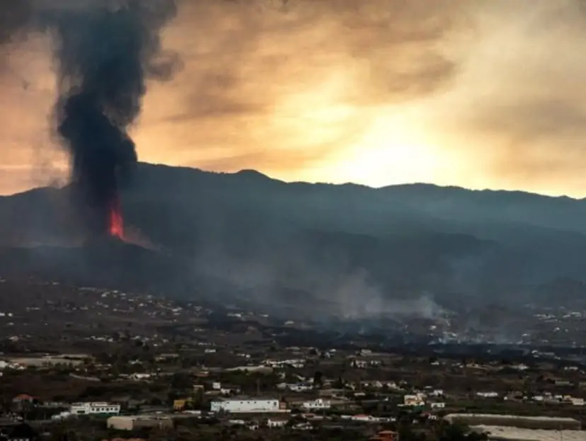 El volcán de ‘Cumbre Vieja’, en El Paso, La Palma Kike Rincón - Europa Press El volcán de ‘Cumbre Vieja’, en El Paso, La Palma Kike Rincón - Europa Press