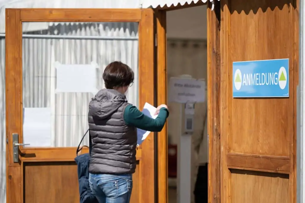 Una mujer entra a un centro de vacunación contra el coronavirus en Alemania Mohssen Assanimoghaddam/dpa