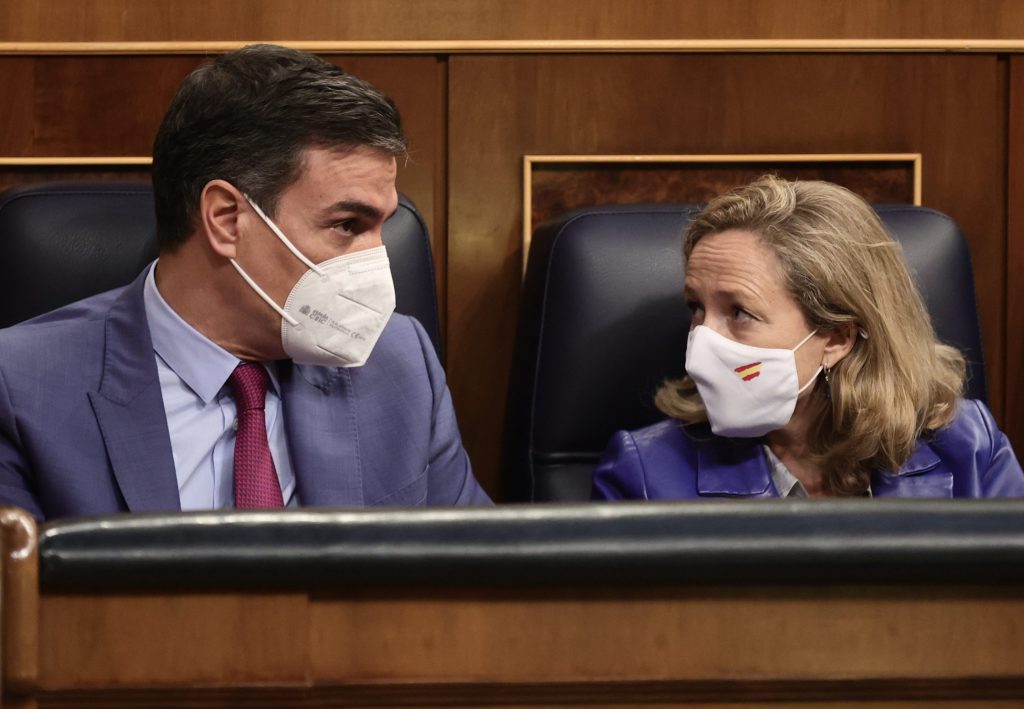 <p>El presidente del Gobierno, Pedro Sánchez, y la vicepresidenta primera del Gobierno y ministra de Asuntos Económicos y Transformación Digital, Nadia Calviño.<br /> Eduardo Parra / Europa Press<br />