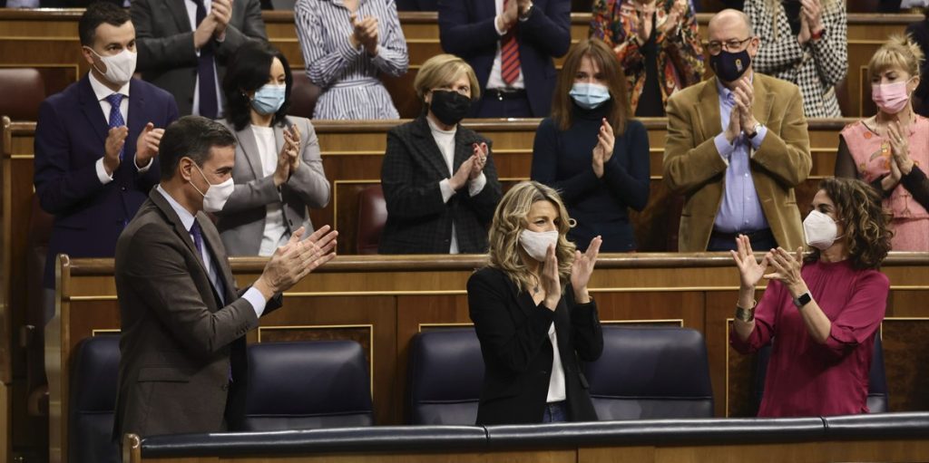 El presidente del Gobierno, Pedro Sánchez; la vicepresidenta segunda del Gobierno y ministra de Trabajo y Economía Social, Yolanda Díaz; y la ministra de Hacienda, María Jesús Montero