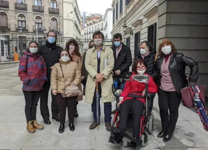 Personas con discapacidad junto al Congreso tras la aprobación de la Ley General de Derechos de las Personas con Discapacidad y de su Inclusión Social. Foto: Plena Inclusión