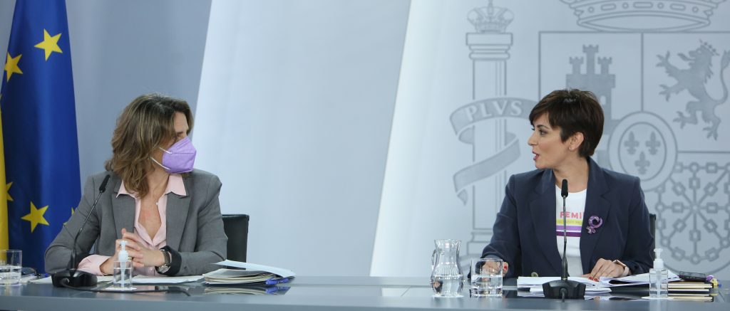 <p>La vicepresidenta tercera y ministra para la Transición Ecológica y el Reto Demográfico, Teresa Ribera (i), y la ministra Portavoz, Isabel Rodríguez.<br /> <br /> EUROPA PRESS/R.Rubio.POOL / Europa Press<br />