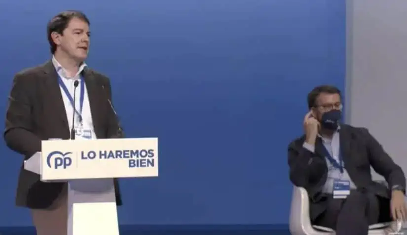 Alfonso Fernández Mañueco, junto a Alberto Núñez Feijóo, durante su intervención en el Congreso Nacional del PP en Sevilla. Foto: EP