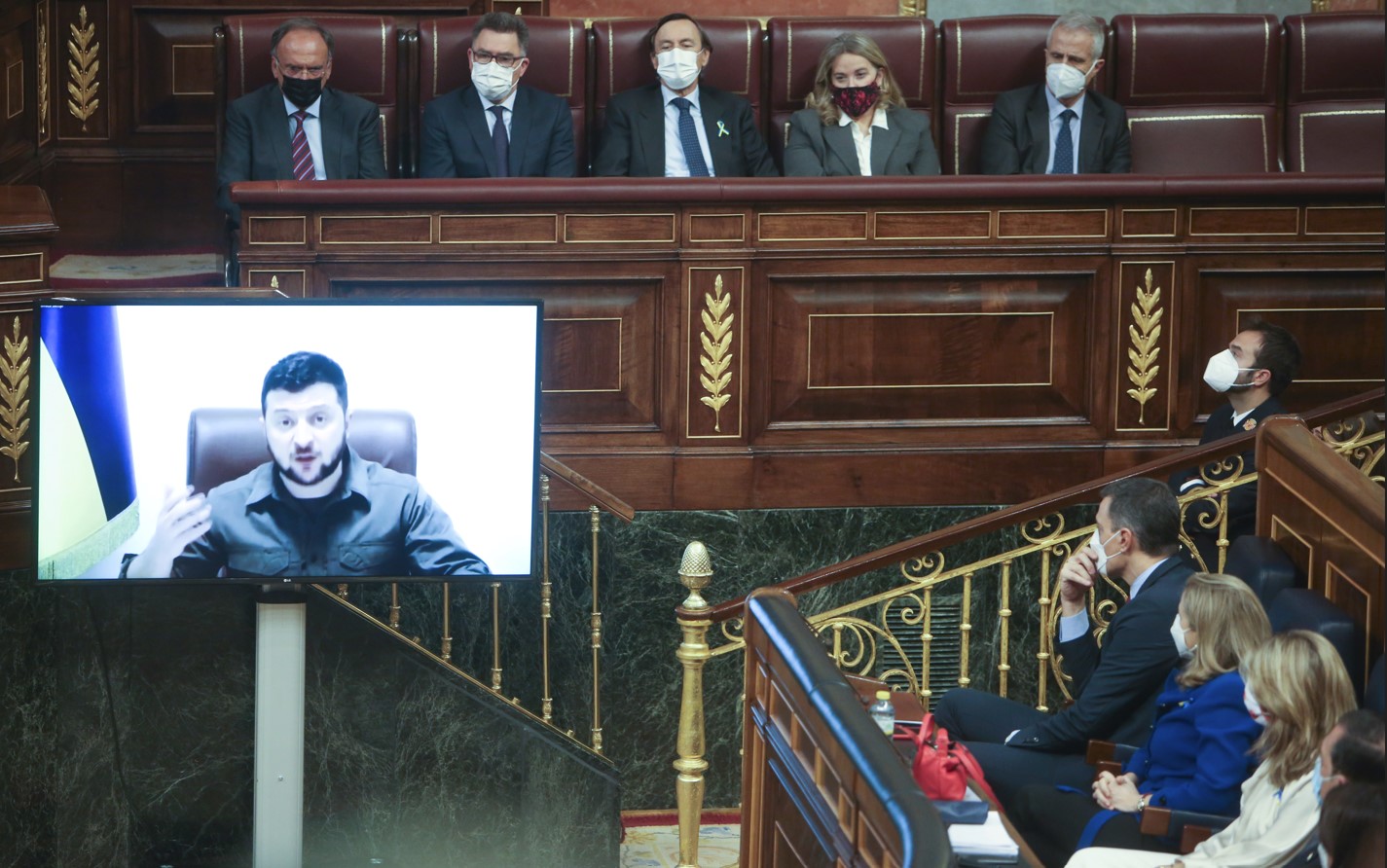 El presidente de Ucrania, Volodímir Zelenski, interviene telemáticamente en el hemiciclo del Congreso de los Diputados. Foto: R.Rubio.POOL / Europa Press