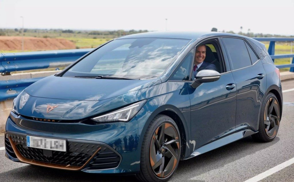 Pedro Sánchez, conduce un coche durante la presentación del proyecto de gigafactoría de baterías de Volkswagen en Sagunto (Valencia) - Rober Solsona - Europa Press