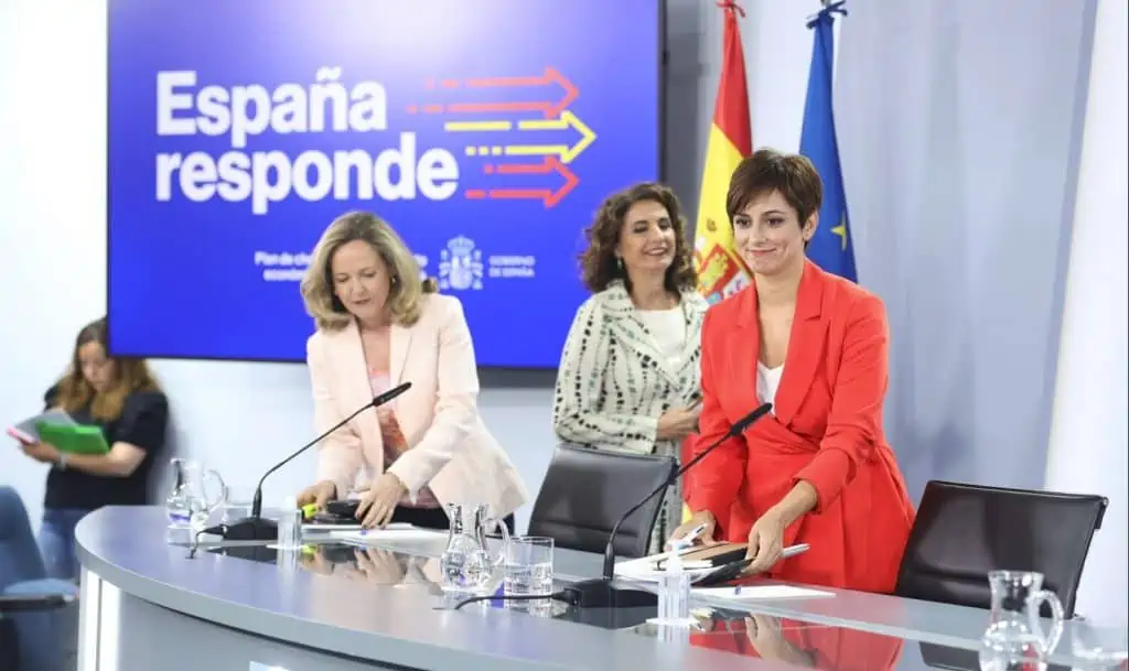 La ministra Portavoz, Isabel Rodríguez; la ministra de Hacienda y Función Pública, María Jesús Montero y la vicepresidenta primera y ministra de Asuntos Económicos y Transformación Digital, Nadia Calviño Eduardo Parra / Europa Press