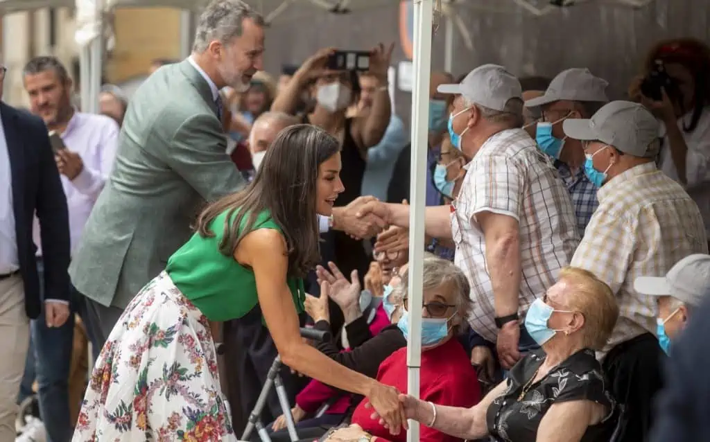 La Reina Letizia y el Rey Felipe VI, saludan al público a su llegada a la comarca cacereña de Las Hurdes, con motivo del centenario de la visita que realizó el Rey Alfonso XIII a esta zona. Emilio Fraile / Europa Press
