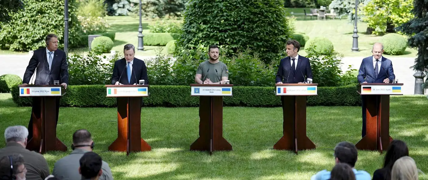 El canciller de Alemania, Olaf Scholz, el primer ministro de Italia, Mario Draghi, el presidente de Francia, Emmanuel Macron, y su homólogo rumano, Klaus Iohannis, junto al presidente de Ucrania, Volodimir Zelenski. Kay Nietfeld / dpa