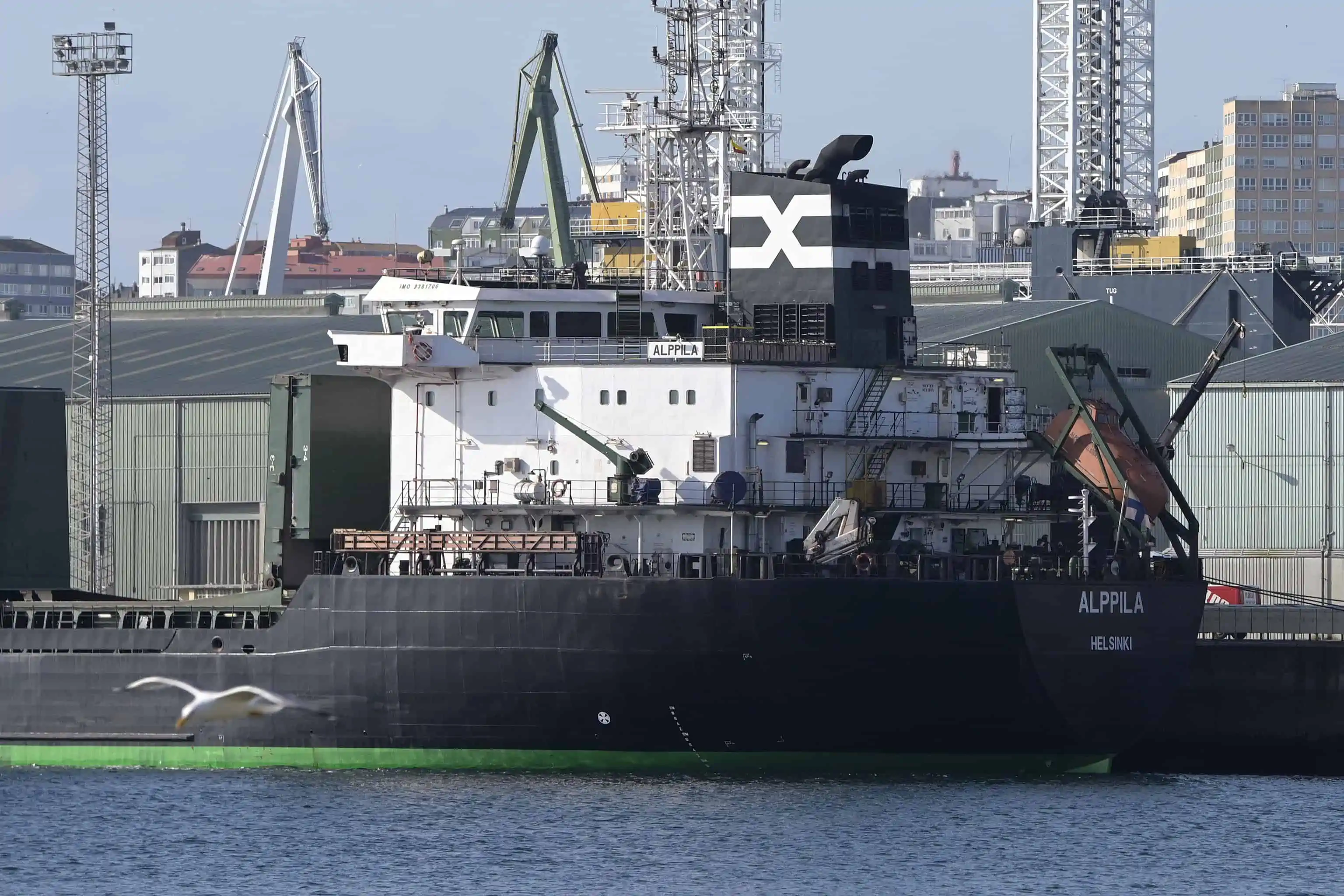 El mercante Finlandés Alppila a su llegada al puerto de A Coruña. M. Dylan / Europa Press