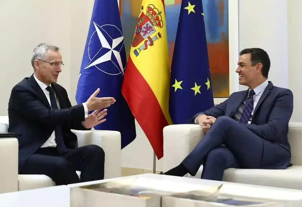 El presidente del Gobierno, Pedro Sánchez, y el secretario general de la OTAN, Jens Stoltenberg