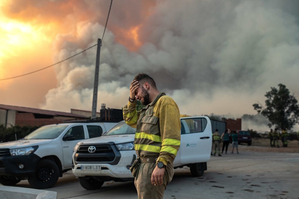 Un bombero en las inmediaciones del incendio de Losacio en Zamora Emilio Fraile / Europa Press