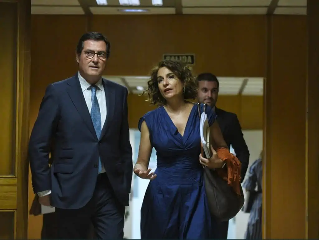 Antonio Garamendi (CEOE) y la ministra María Jesús Montero Fernando Sánchez / Europa Press
