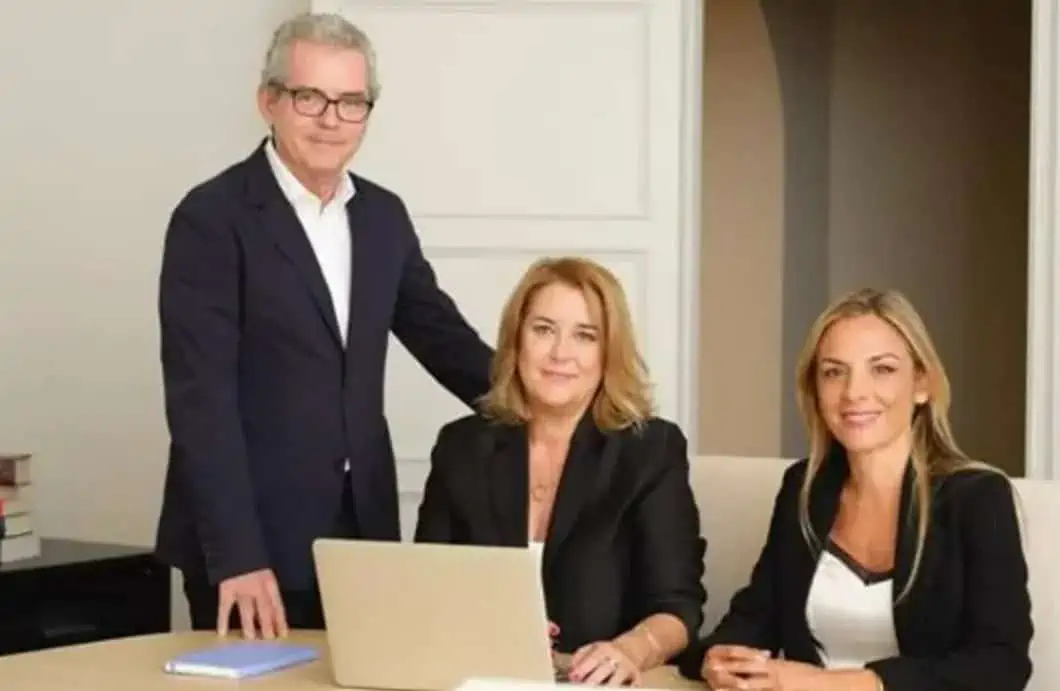 Pablo Isla, junto a Carla Pérez de Albéniz y María Jesús Román
