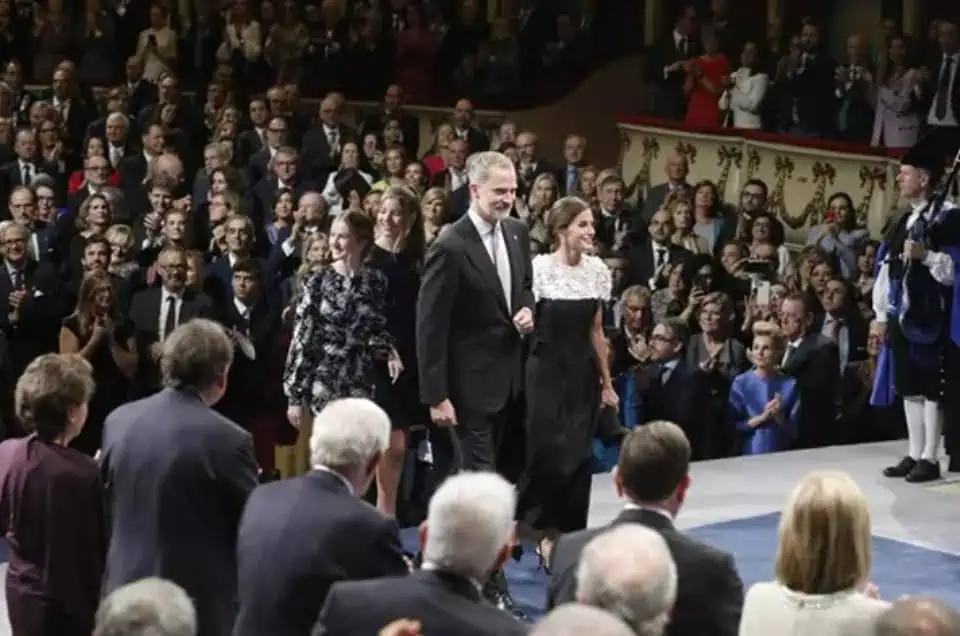 Los Reyes, Felipe VI y Letizia; la Princesa de Asturias Doña Leonor y la Infanta Doña Sofía, a su llegada a la 42ª edición de la entrega de los ‘Premios Princesa de Asturias 2022’ Jorge Peteiro / Europa Press