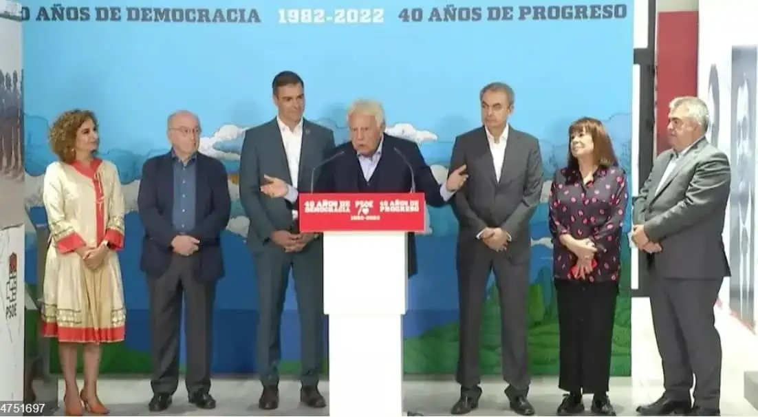 El secretario general del PSOE y presidente del Gobierno, Pedro Sánchez, acompañado por los expresidentes Felipe González y José Luis Rodríguez Zapatero inauguran la exposición '40 años de democracia, 40 años de progreso.