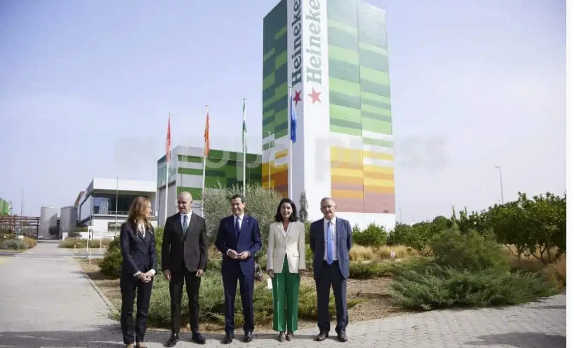 El presidente de la Junta de Andalucía, Juanma Moreno, (3d) preside la foto de familia junto a el Alcalde de Sevilla, Antonio Muñoz, (2i) y la responsable de Relaciones Corporativas y Sostenibilidad, Carmen Ponce, (2d) durante la visita las de obras de la futura planta termosolar de Heineken-Engie Joaquin Corchero / Europa Press