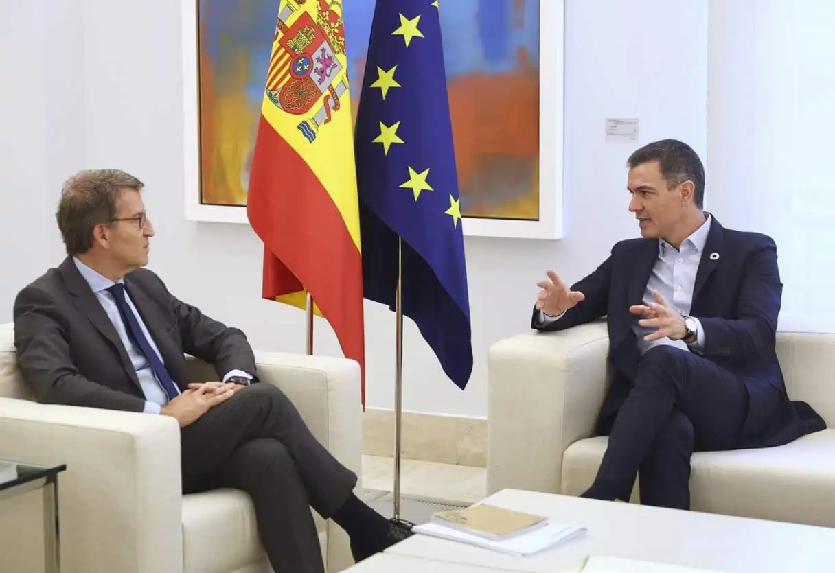 El presidente del Partido Popular, Alberto Núñez Feijóo (i) y el presidente del Gobierno, Pedro Sánchez (d). Eduardo Parra / Europa Press