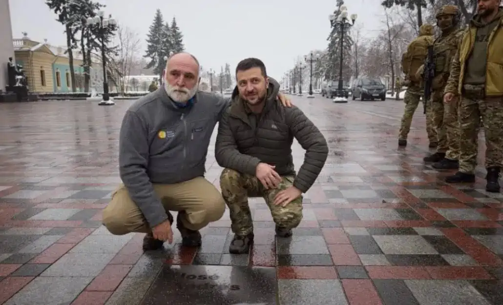 El presidente de Ucrania, Volodimir Zelenski, y el chef José Andrés junto a la placa en su honor en Kiev