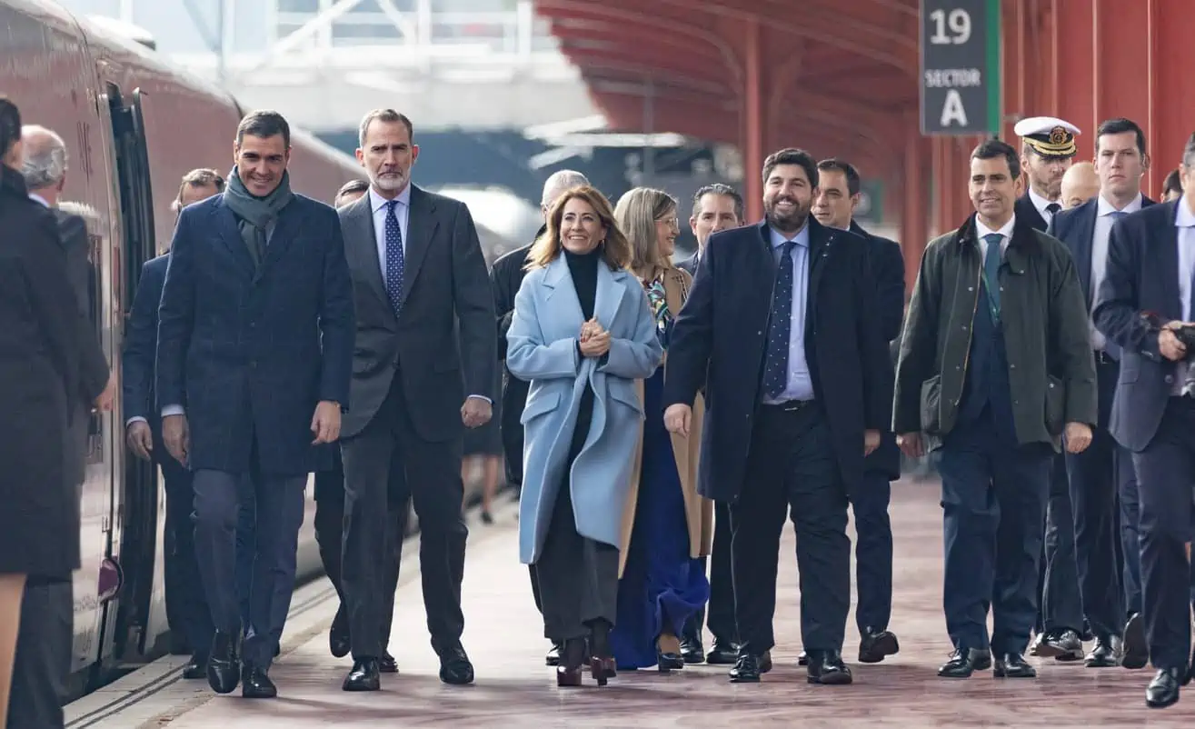 El presidente del Gobierno de España, Pedro Sánchez (2i); el Rey Felipe VI (3i); la ministra de Transportes, Movilidad y Agenda Urbana, Raquel Sánchez (4i), y el presidente de la Región de Murcia, Fernando López Miras (3d), a su llegada a la inauguración de la línea de AVE Madrid-Murcia, en la estación de tren Chamartín-Clara Campoamor