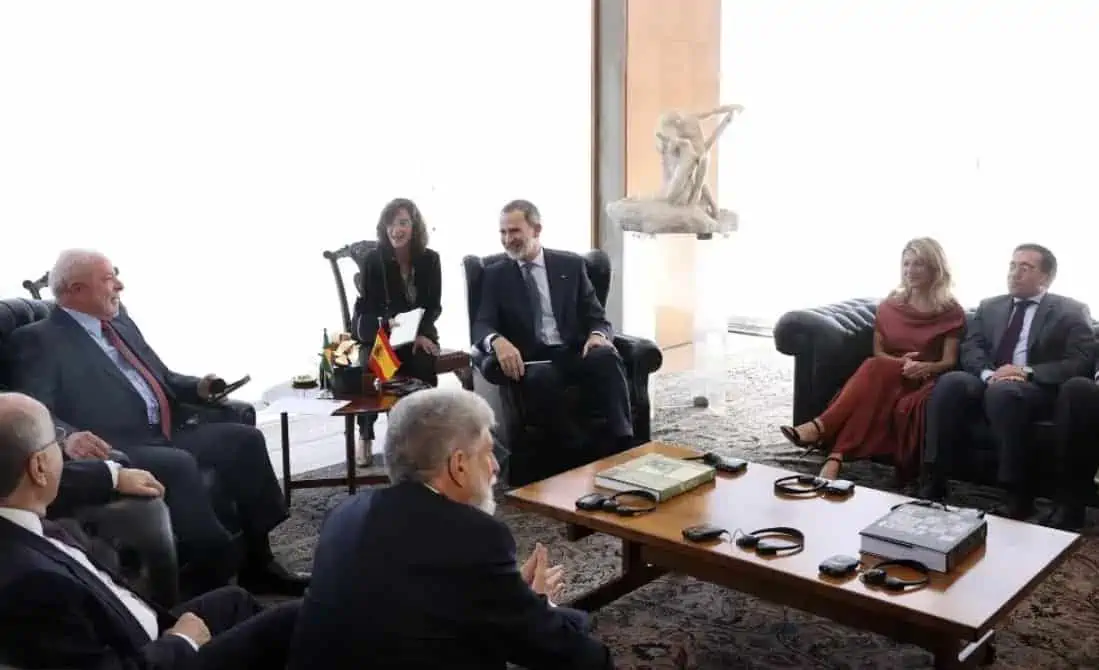 El Rey Felipe VI se reúne con el presidente de Brasil, Luiz Inazio Lula da Silva, acompañado por la vicepresidenta segunda, Yolanda Díaz, y el ministro de Exteriores, José Manuel Albares
