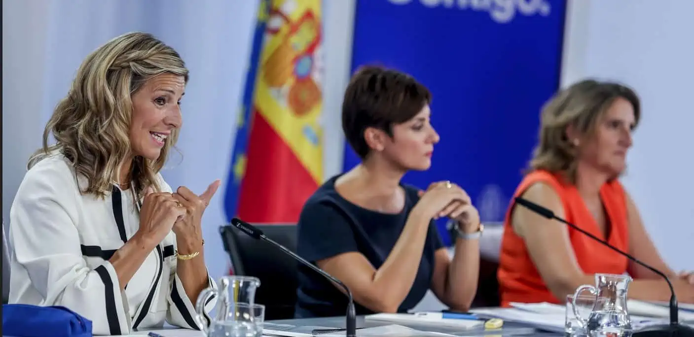 Yolanda Díaz, Isabel Rodríguez y Teresa Ribera tras el Consejo de Ministros. Foto: Ricardo Rubio / Europa Press
